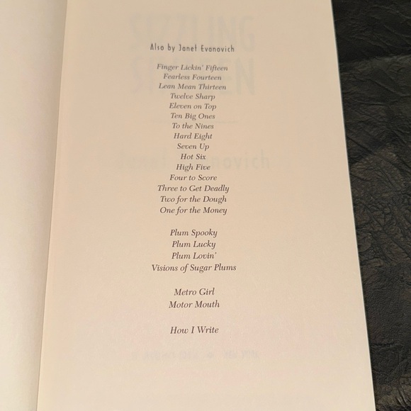 Book, “SIZZLING SIXTEEN”, GUC, 309 pages, $28 Retail, Funny - Picture 5 of 7